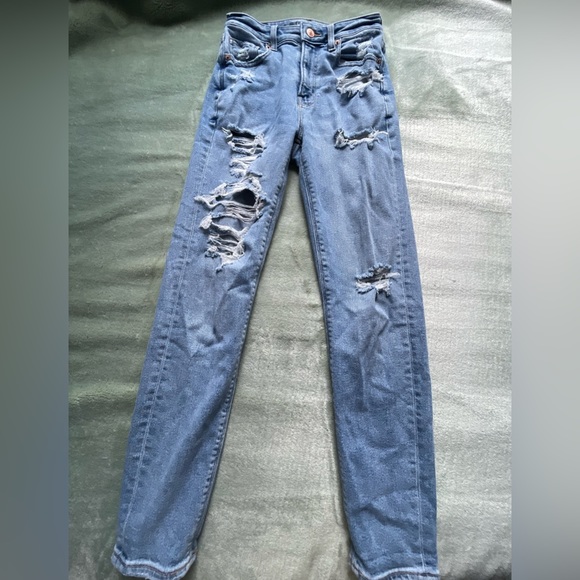 Women’s size 00 light wash American Eagle ripped mom jean - Picture 1 of 4
